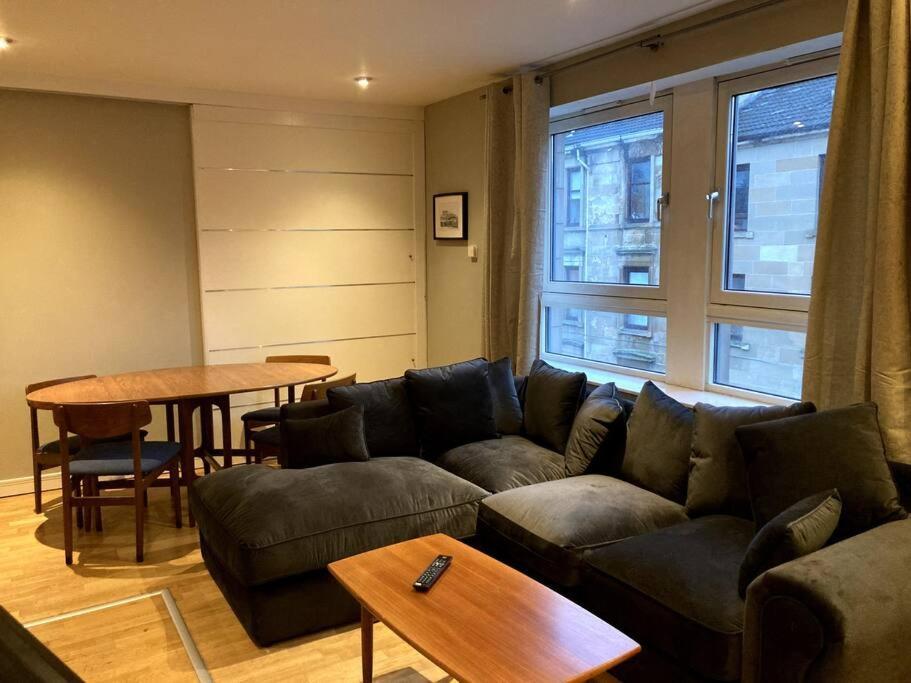 Stylish 2 Bed Accessible Flat Perfect Location Apartment กลาสโกว์ ภายนอก รูปภาพ